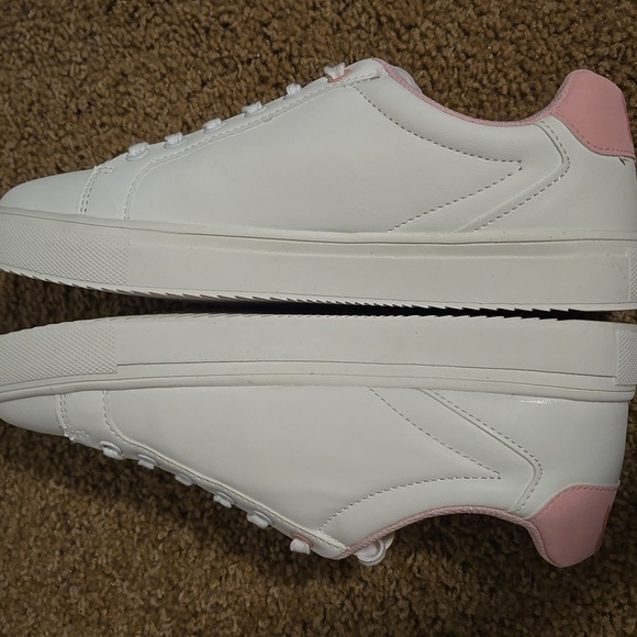 Women's Disney Minnie Mouse Sneakers Size 9 NWOT - Picture 4 of 7